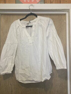 Akemi +Kin white popover style top has cutout details on the entire top size M